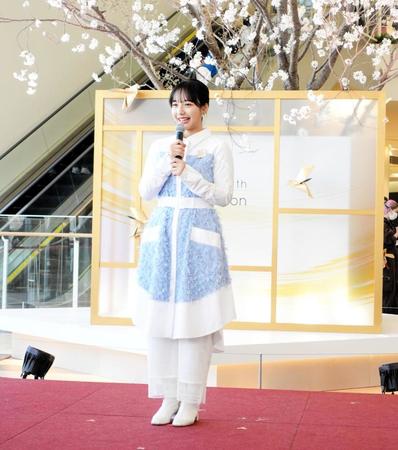 　春らしい衣装で登場した山之内すず