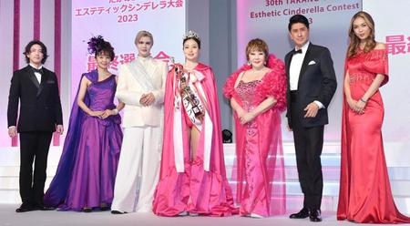 　（左から）金子昇、神田うの、Ｍａｔｔ、グランプリの鈴木真由さん、たかの友梨さん、川﨑麻世、美馬寛子（撮影・佐々木彰尚）