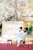 　高さ５・５メートルの桜装飾の前で朗読を披露した山之内すず