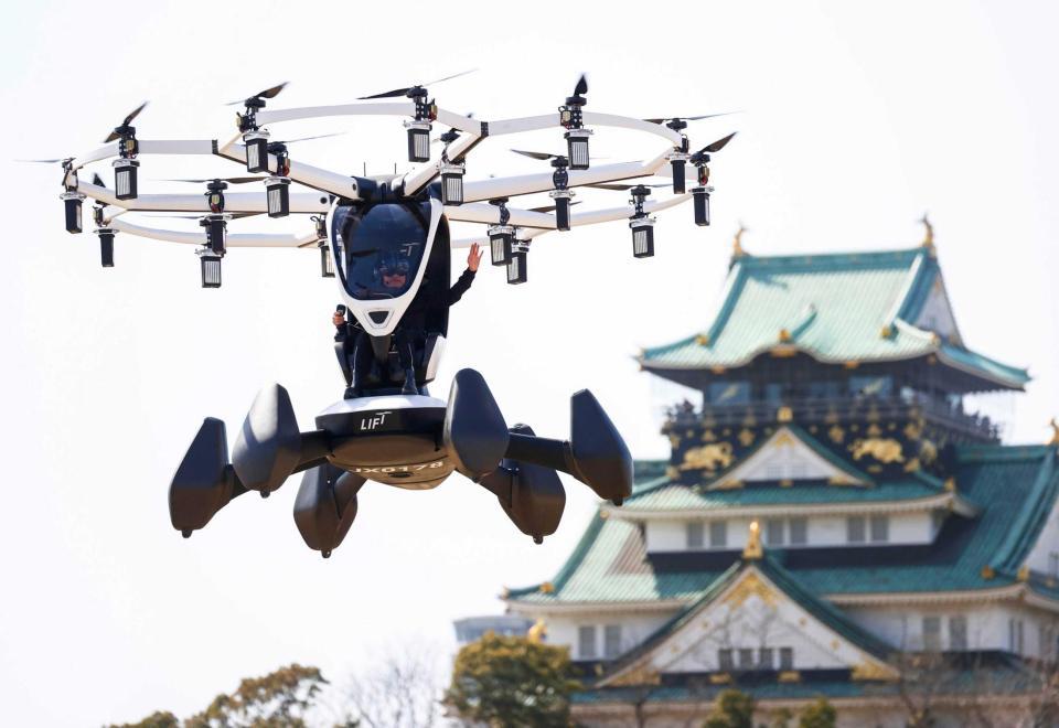 　大阪城公園で実証飛行する「空飛ぶクルマ」