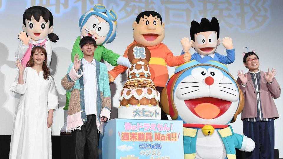 　（前列左から）藤本美貴、永瀬廉、ドラえもん、山里亮太（後列左から）しずか、のび太、ジャイアン、スネ夫（撮影・開出牧）