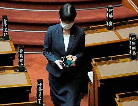 　除名され取り外された政治家女子４８党のガーシー氏の氏名標を手にする職員