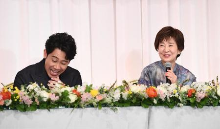 　大泉洋（左）の恥ずかしいエピソードを話す吉永小百合（撮影・園田高夫）