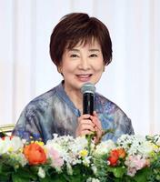 　笑顔で会見する吉永小百合（撮影・園田高夫）