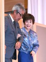 　寺尾聡（左）と腕を組み登場した吉永小百合（撮影・園田高夫）