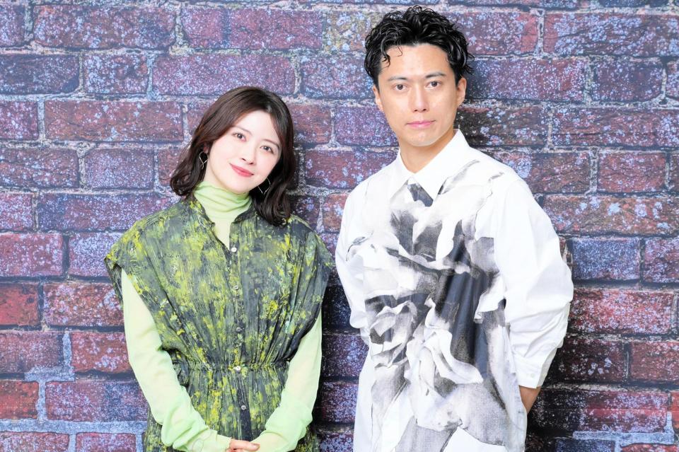 宮澤エマ（左）と藤田俊太郎氏