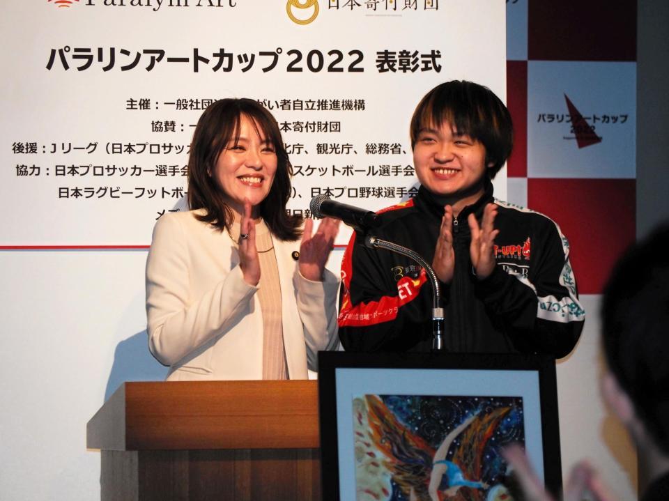 　長男・今井礼夢（右）と登壇し、笑顔でプレゼンターを務めた今井絵理子参院議員