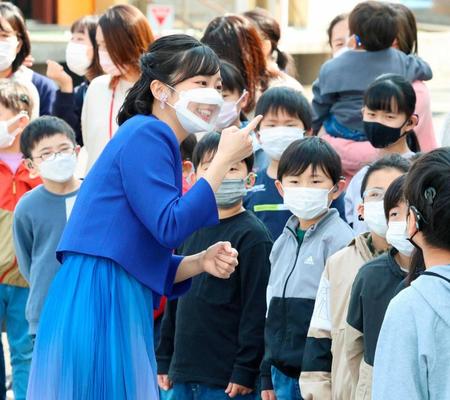 　出迎えた生徒たちと交流される秋篠宮家の次女佳子さま（代表撮影）