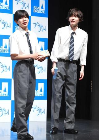 　制服風の衣装で登場した長尾謙杜（左）と道枝駿佑（撮影・園田高夫）