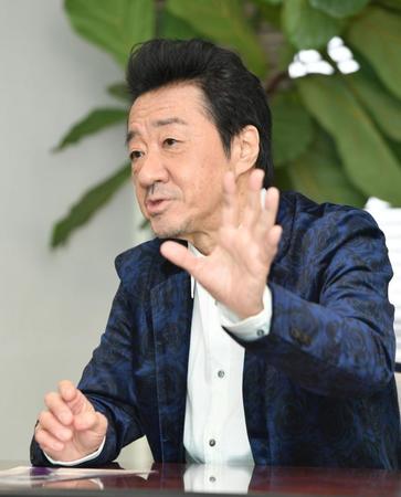 　歌への思いを語る大友康平（撮影・石井剣太郎）