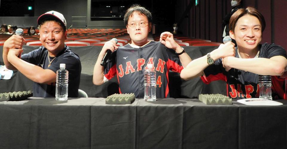　声援を送る（左から）ベリーグッドマン・ＭＯＣＡ、アインシュタインの稲田直樹、河井ゆずる