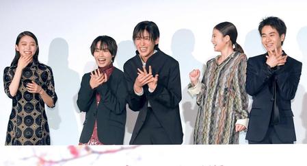 　ポーズ作りに爆笑する（左から）高石あかり、大西流星、目黒蓮、今田美桜、前田旺志郎（撮影・佐藤厚）