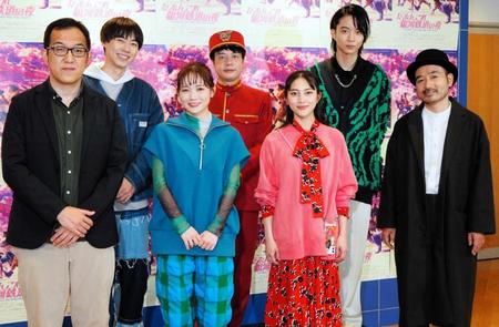 　（前列左から）上田誠氏、田村真佑、久保田紗友、岩崎う大、（後列左から）戸塚純貴、槙尾ユウスケ、鈴木仁