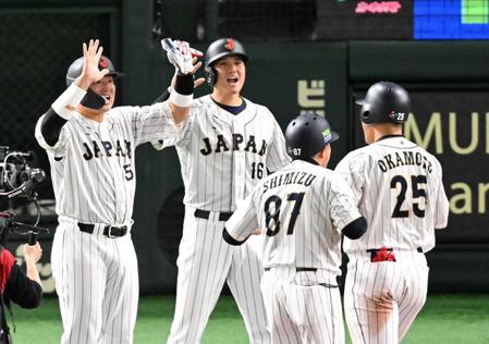 　３回に３ランを放った岡本和真選手（右）を迎える大谷翔平選手（左）＝１６日