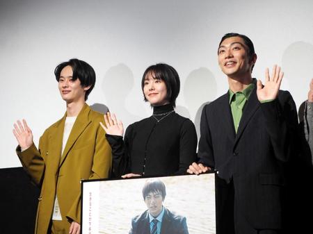 　観客に手を振る（左から）楽駆、唐田えりか、奥野瑛太