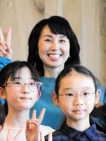 　イベントに登場した東尾理子（中央）