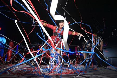 　紙テープが舞う中、入場する荒井優希ⓒ東京女子プロレス