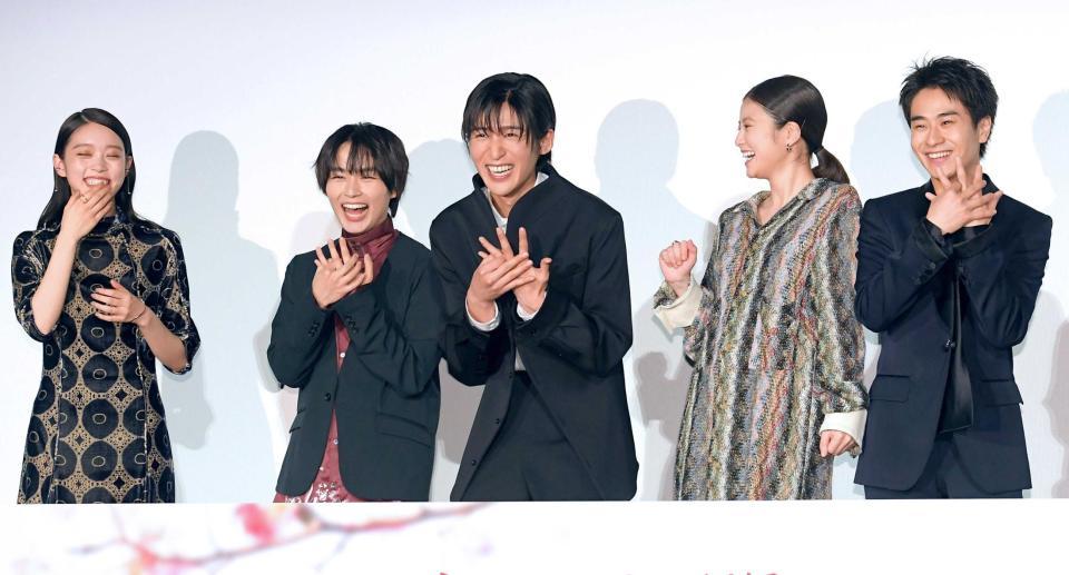 　ポーズ作りに爆笑する（左から）高石あかり、大西流星、目黒蓮、今田美桜、前田旺志郎（撮影・佐藤厚）