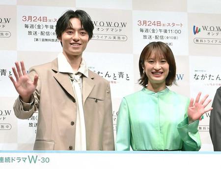 　笑顔で手を振る作間龍斗（左）と門脇麦（撮影・開出牧）