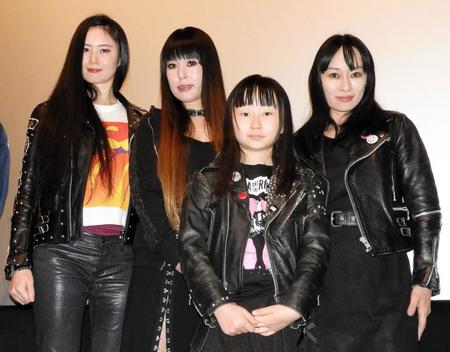 　舞台あいさつに登場した鮎川誠さんの（左から）長女・陽子さん、三女・知慧子さん、孫・唯子さん、次女・純子さん