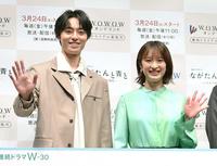 　笑顔で手を振る作間龍斗（左）と門脇麦（撮影・開出牧）