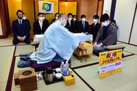 　対局に臨む藤井聡太竜王（手前右）と渡辺明棋王