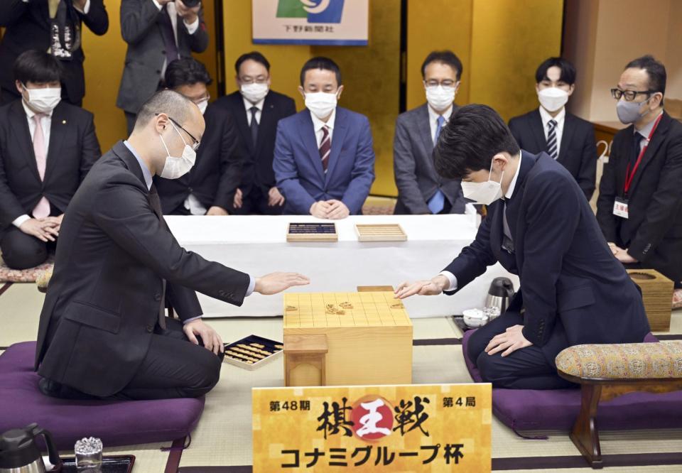 　対局室で検分する渡辺明棋王（左）と藤井聡太五冠（代表撮影）