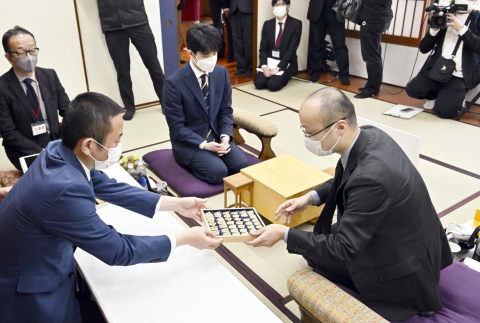 対局室で検分する渡辺明棋王（右）と藤井聡太五冠（中央奥）＝代表撮影