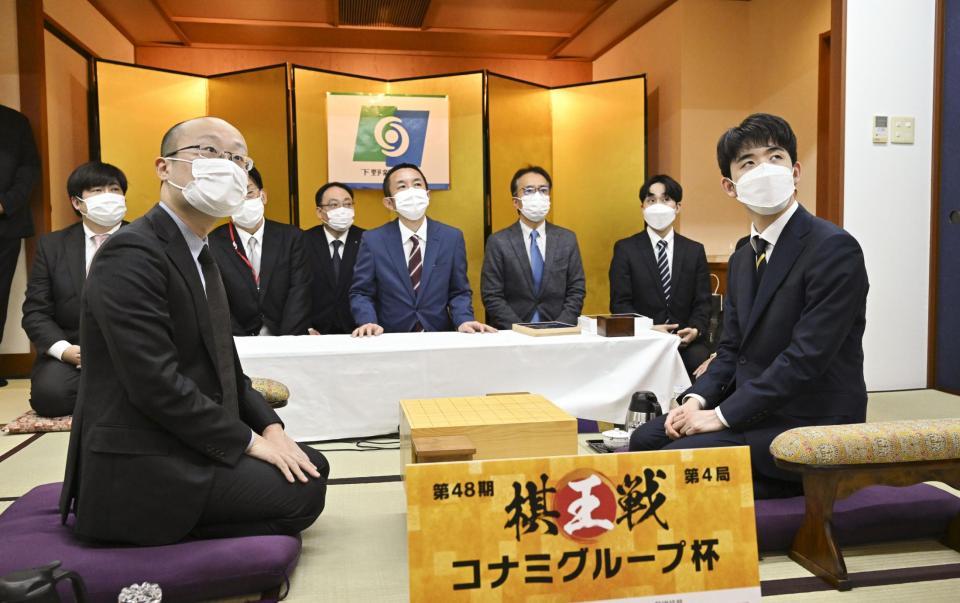 　対局室で検分する渡辺明棋王（左）と藤井聡太五冠（代表撮影）