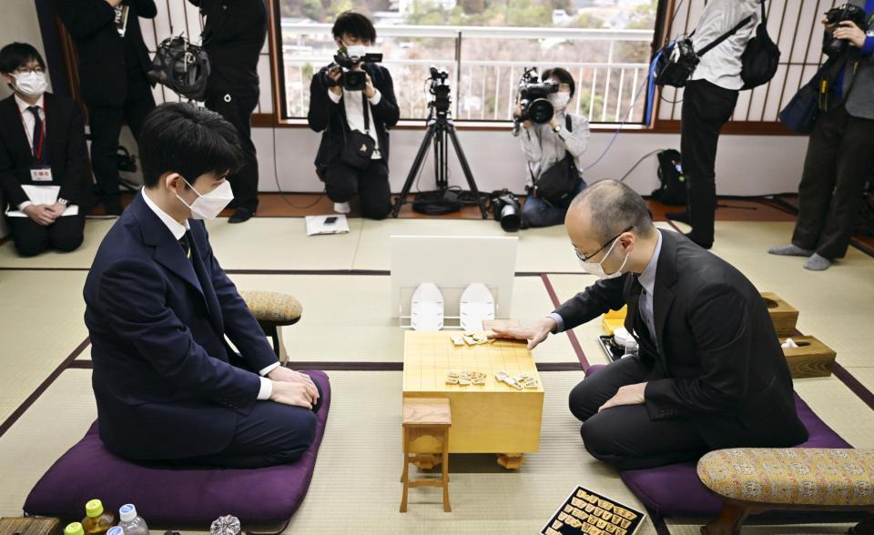 　対局室で検分する渡辺明棋王（右）と藤井聡太五冠（代表撮影）