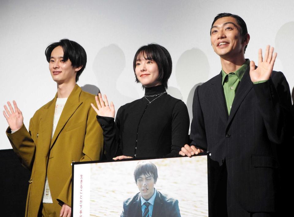 　観客に手を振る（左から）楽駆、唐田えりか、奥野瑛太