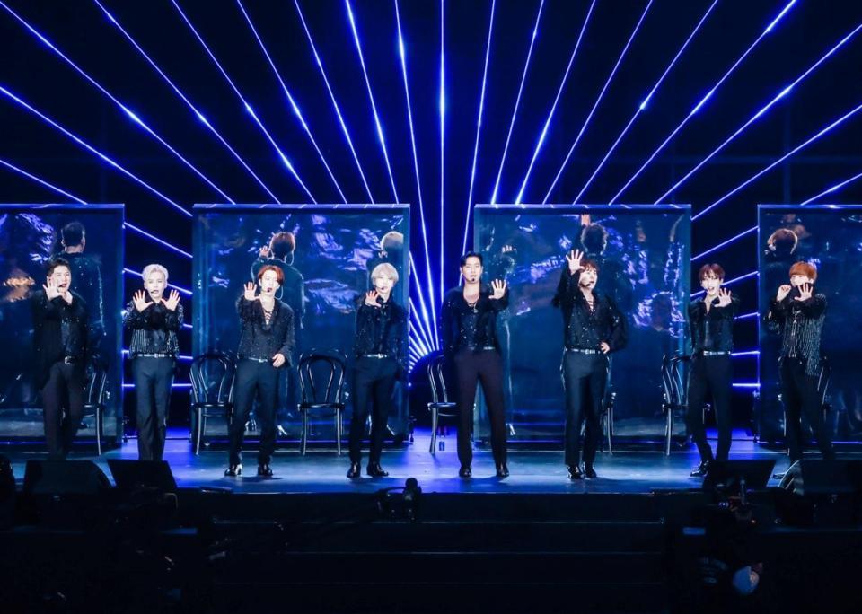 　日本公演を行ったＳＵＰＥＲ　ＪＵＮＩＯＲ。（左から）シンドン、リョウク、ドンへ、イェソン、シウォン、キュヒョン、ウニョク、イトゥク＝撮影：石井亜希（田中聖太郎写真事務所）