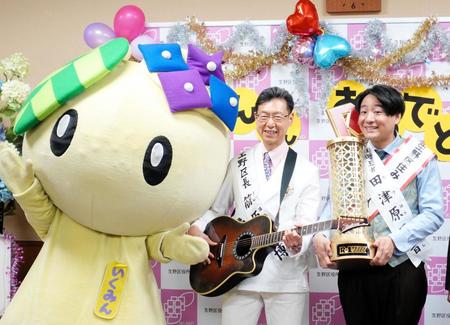 いくみん（左）と筋原章博生野区長（中央）から祝福された田津原理音＝大阪市生野区役所