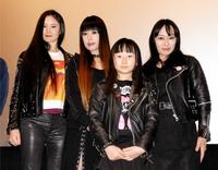 　舞台あいさつに登場した鮎川誠さんの（左から）長女・陽子さん、三女・知慧子さん、孫・唯子さん、次女・純子さん