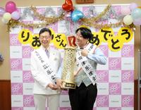 筋原章博生野区長（左）からＲ－１優勝を祝福された田津原理音＝大阪市生野区役所