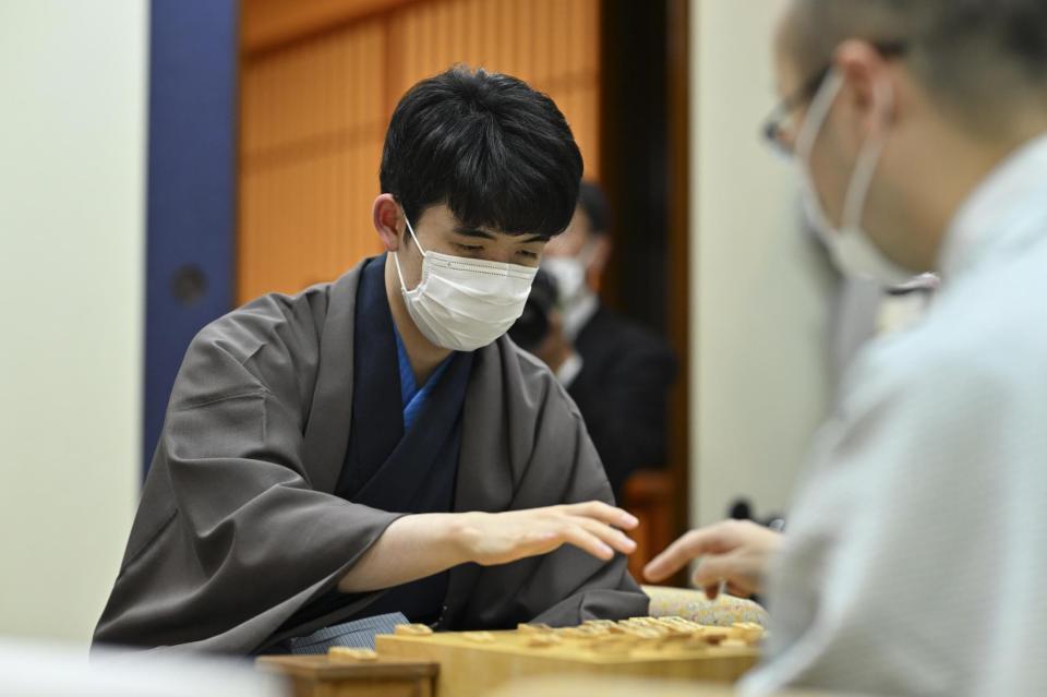 　渡辺明棋王（右）を破り、感想戦に臨む藤井聡太新棋王（代表撮影）