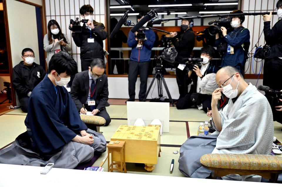 　渡辺明棋王（右）に勝利し、最年少六冠となった（代表撮影）