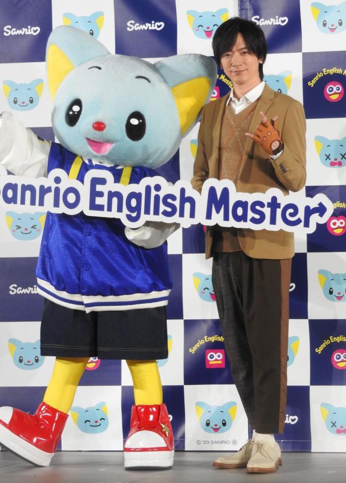 　Ｅｄｄｙ（左）と手を振るＤＡＩＧＯ