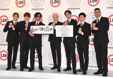 ペッパーミルパフォーマンスをするＧＥＮＥＲＡＴＩＯＮＳの（左から）小森隼、白濱亜嵐、数原龍友、中務裕太、片寄涼太、佐野玲於、関口メンディー＝東京・Ａｍａｚｏｎ　Ｍｕｓｉｃ　Ｓｔｕｄｉｏ　Ｔｏｋｙｏ（撮影・佐々木彰尚）
