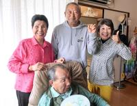 　再審開始決定後、袴田巌さん（手前）を囲み笑顔の姉ひで子さん（左）と支援者（袴田さん支援クラブ提供）