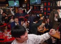 ＷＢＣ準決勝の日本対メキシコ戦を観戦するファン＝東京・渋谷のＦｉｅｌｄｓ（撮影・佐々木彰尚）