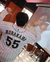 村上ユニファームで熱心に応援を続けていた狩野大輝さん＝東京・渋谷