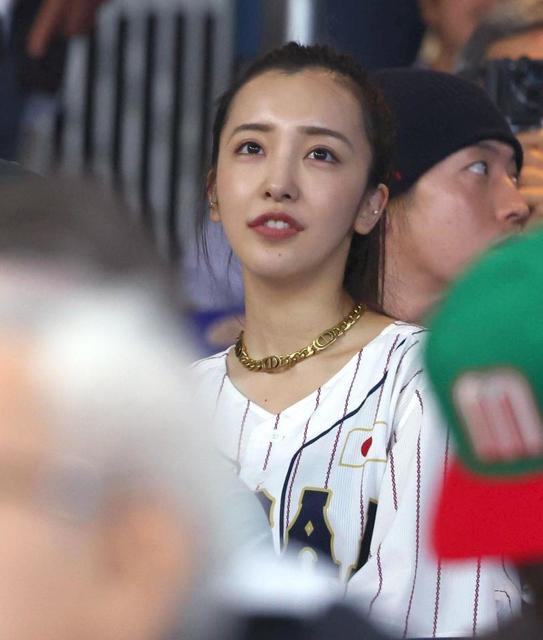 【写真】現地ナマ応援の板野友美も“涙”で感動　衛藤美彩との２ショットも