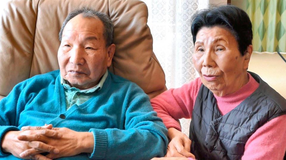 　自宅でくつろぐ袴田巌さん（左）と姉ひで子さん（袴田さん支援クラブ提供）