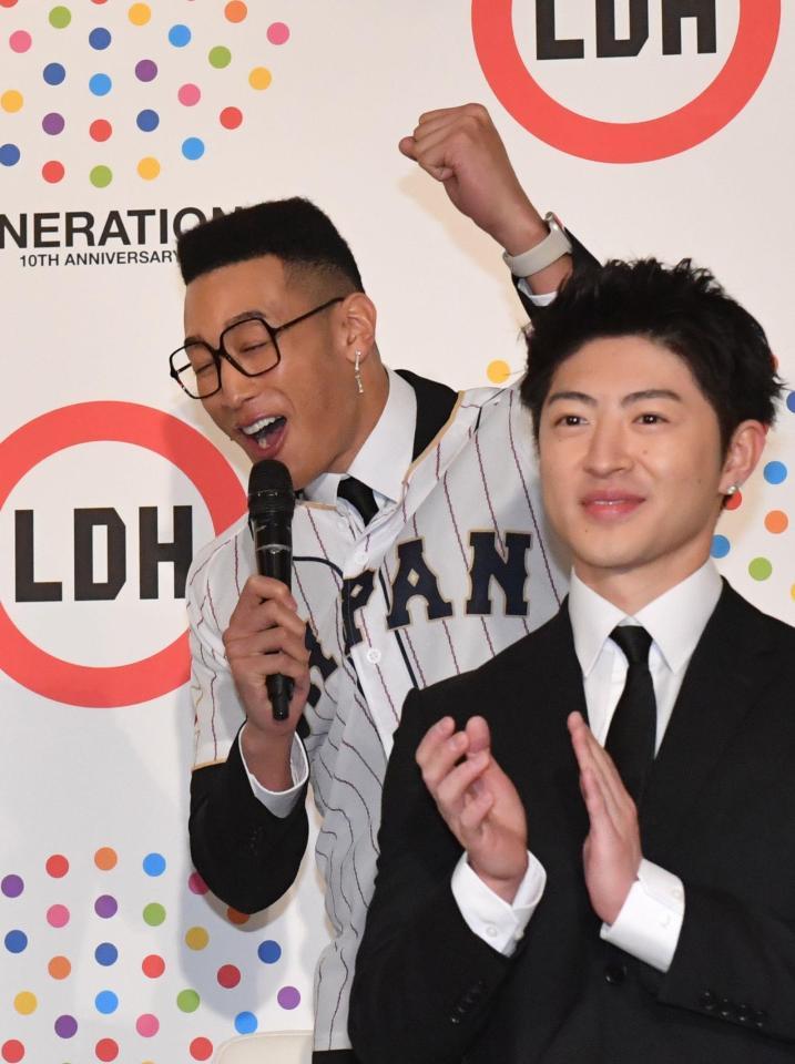 侍ジャパンの勝利に喜ぶＧＥＮＥＲＡＴＩＯＮＳの関口メンディー＝東京・Ａｍａｚｏｎ　Ｍｕｓｉｃ　Ｓｔｕｄｉｏ　Ｔｏｋｙｏ（撮影・佐々木彰尚）