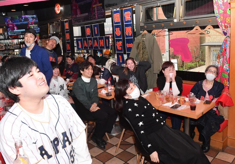 ＷＢＣ準決勝の日本対メキシコ戦を観戦するファン＝東京・渋谷のＦｉｅｌｄｓ（撮影・佐々木彰尚）