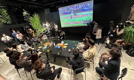 　「ＷＢＣ休暇」を利用して社内でＰＶ観戦する「トゥモローゲート」の社員