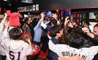 　ＷＢＣで侍ジャパンが優勝し喜ぶファン（撮影・佐々木彰尚）