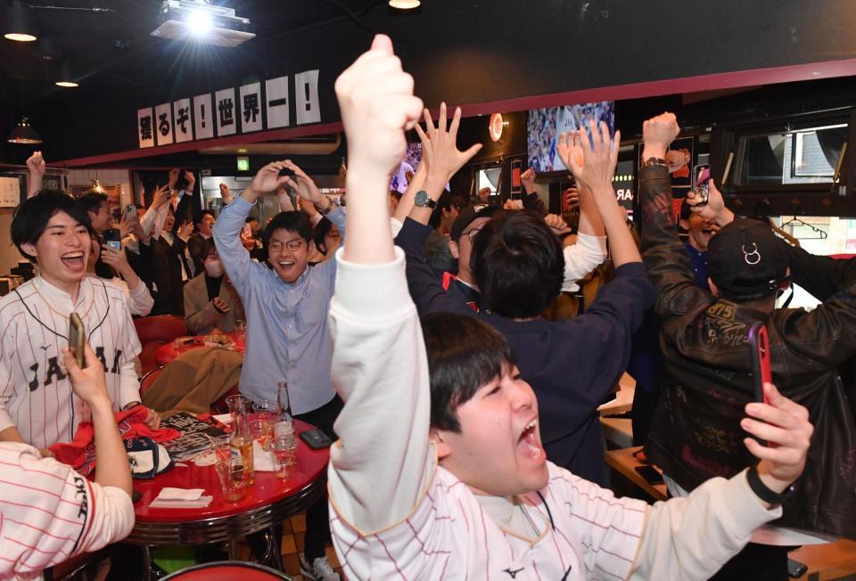 　ＷＢＣで侍ジャパンが優勝し喜ぶファン（撮影・佐々木彰尚）