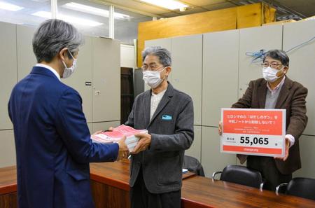 　削除撤回を求める署名を広島市教委（左）に提出する市民団体事務局の岸直人さん（中央）ら＝広島市